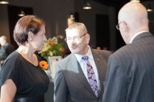Psoriasisliiton toiminnanjohtaja Sonja Bäckman ja entinen hallituksen puheenjohtaja Yrjö Määttänen keskustelevat.