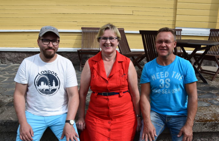 Psoriasisliiton aurinkopainotteisen sopeutumisvalmennuksen osallistujat Juha Väyrynen, Pia-Liisa Heiliö ja Paavo Korhonen seisovat rinnakkain.