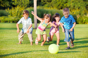 Psoriasisliiton Psoriasis lapsella -sivun kuva, jossa lapset pelaavat palloa.