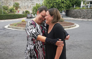 Psoriasisliiton vertaistuki-sivun kuva, jossa naiset halaavat.