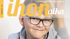 Ihon aika -lehden keltavalkoinen logo, sen takana pojan hymyilevät kasvot.