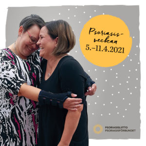 Två kvinnor kramar varandra, text Psoriasisveckan 5.-11.4.2021.