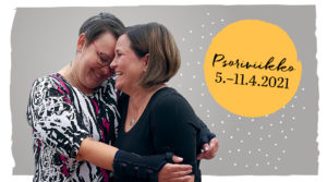 Kaksi naista halaa, toisella kädessä tukiside. Teksti Psoriviikko 5.-11.4.2021.