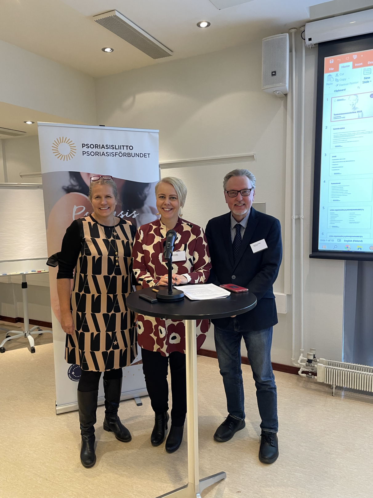 Psoriasisliiton toiminnanjohtaja Sonja Bäckman sekä kansanedustajat Heidi Viljanen ja Antero Laukkanen.