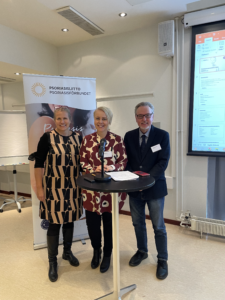 Kuvassa ovat Psoriasisliiton toiminnanjohtaja Sonja Bäckman sekä kansanedustajat Heidi Viljanen ja Antero Laukkanen.