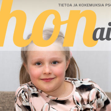 Ihon aika -lehden 2/22 kannen yläosa, jossa näkyy 7-vuotias Ilona Kivikoski.