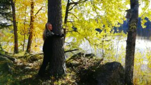 Mirka Jutila halaa puuta villapaita päällään.