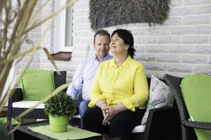 Eeva Hanström ja Markku Hiljanen istuvat sohvalla.