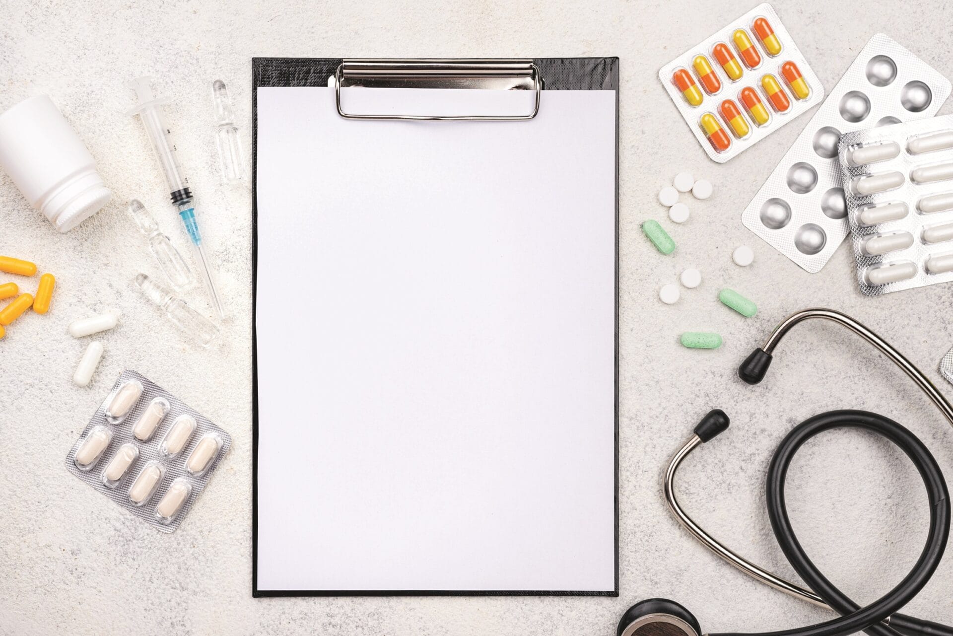 Lääkkeitä ja lääkärin välineitä aseteltuna tasolle.