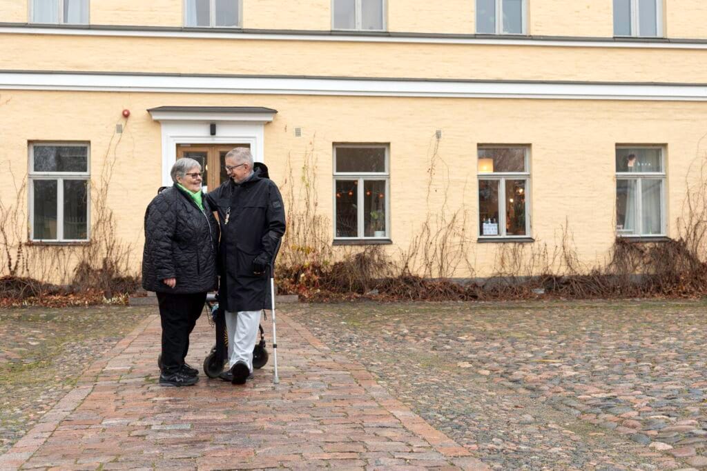 Pasi Urjo ja Heidi Nieminen seisovat ulkona.