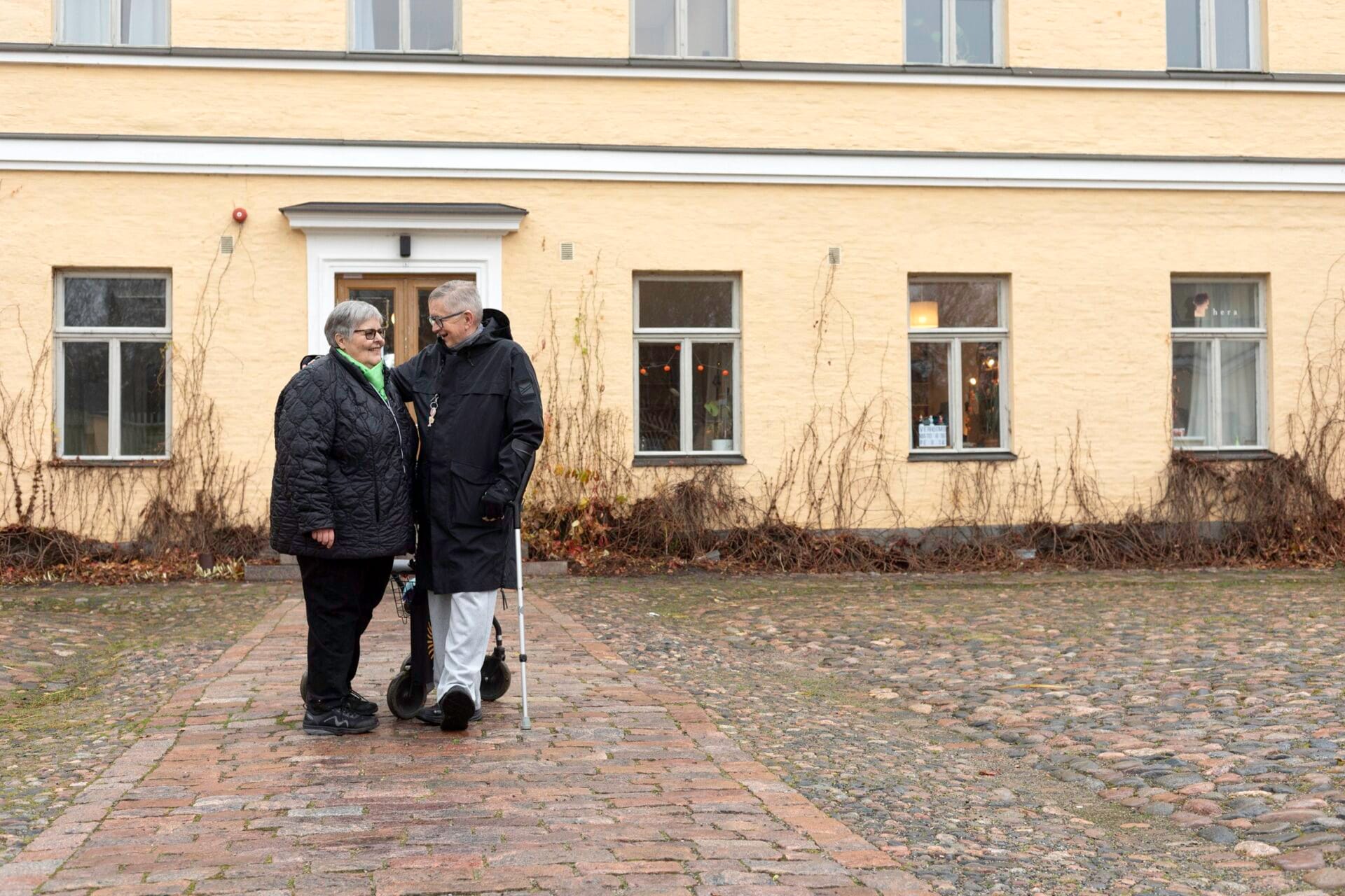 Pasi Urjo ja Heidi Nieminen seisovat ulkona.