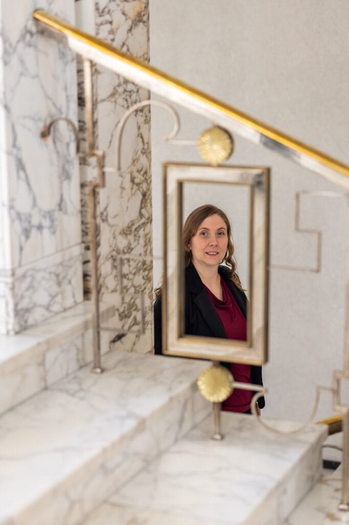 Anette Karlsson kuvattuna peilin kautta.