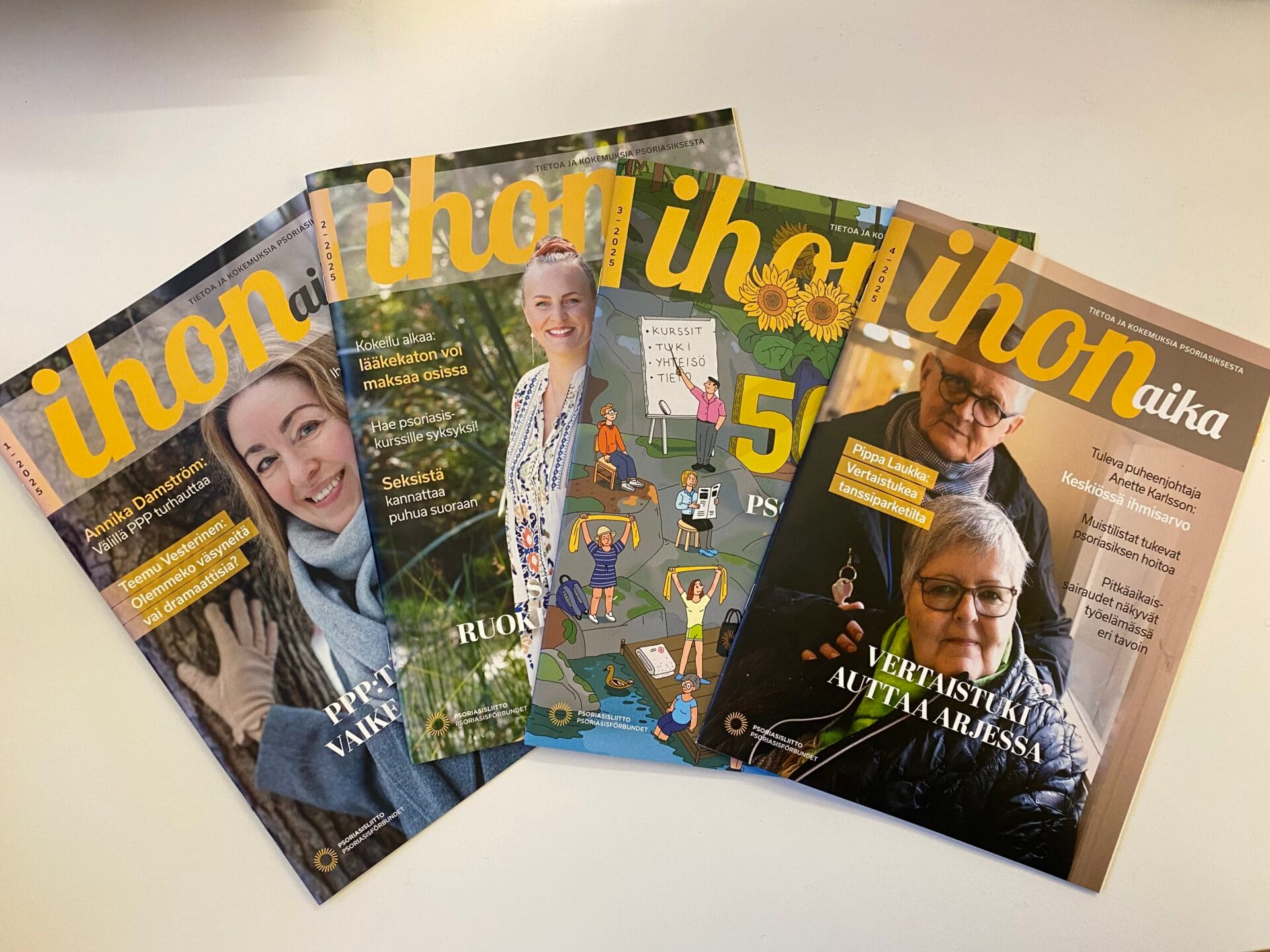 Vuoden 2025 Ihon aika -lehdet aseteltuna viuhkaan.