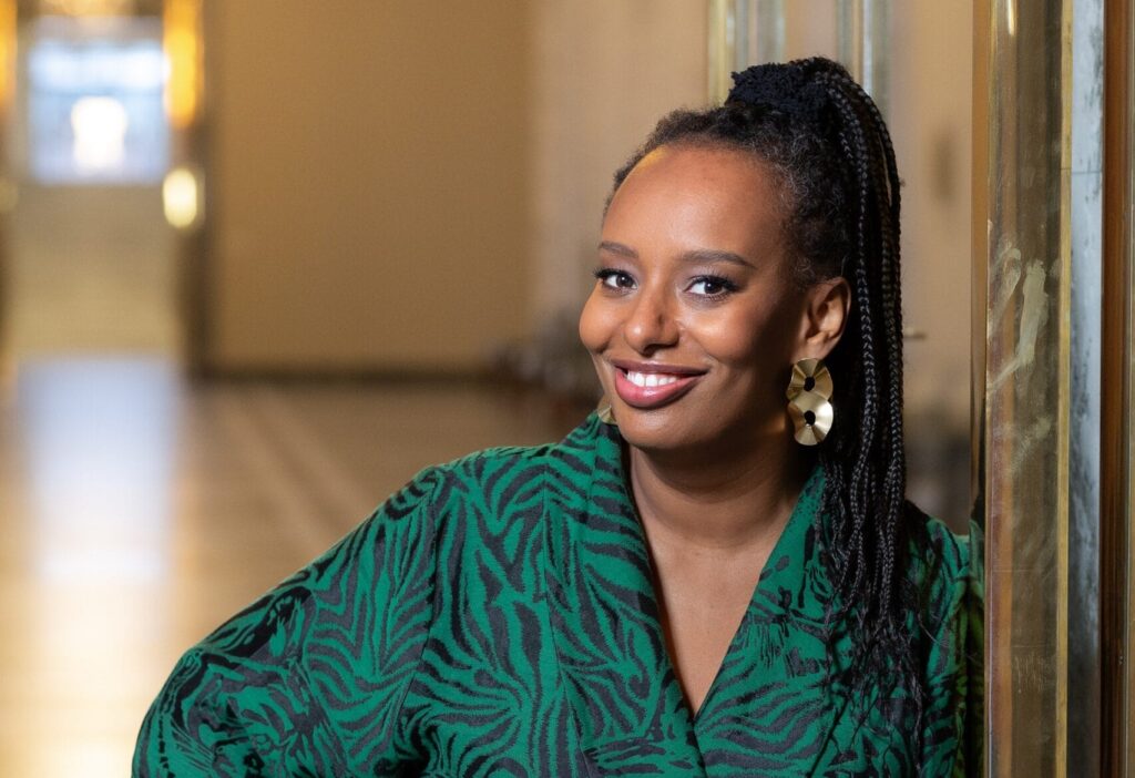 Bella Forsgrén eduskuntatalossa kuvattuna.