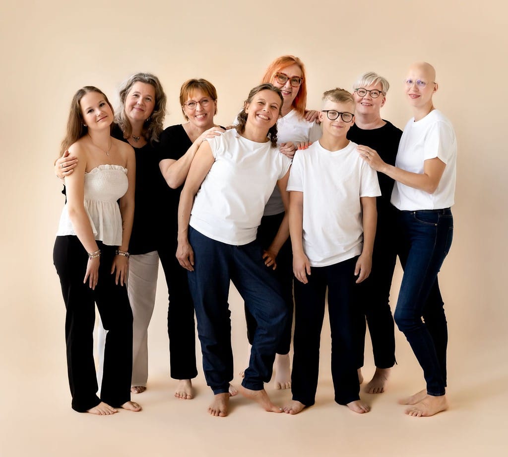 Ihosairauksia ja nivelpsoriasista sairastavia ihmisiä ryhmäkuvassa.