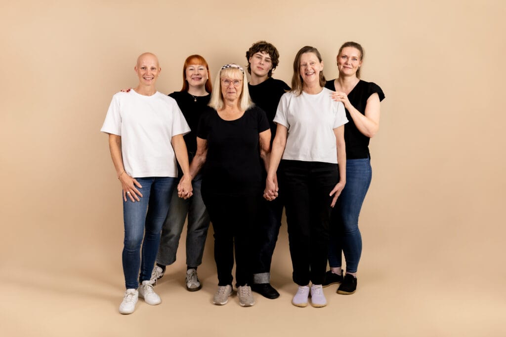 Ihorauha-kampanjan malleja ryhmäkuvassa.
